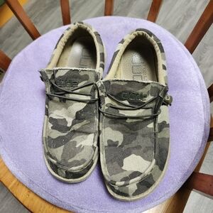 Men's size 10 camouflage hey dude shoes
